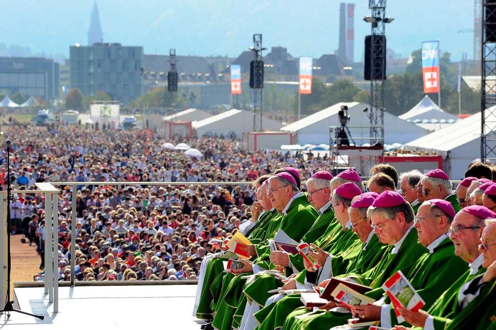 100.000 Menschen feierten auf dem Flugplatzgelnde die groe Messe am Sonntag.