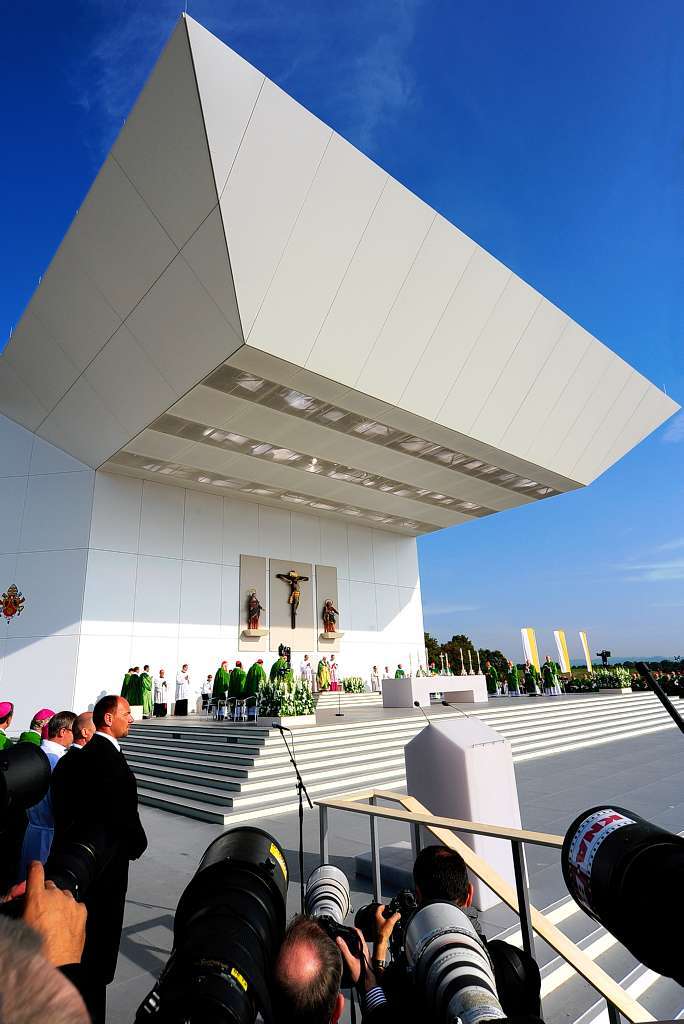 Auf der 20 Meter hohen und 2200 Quadratmeter groen Altar-Bhne, die aus 220 Tonnen Stahl besteht, feierte der Papst den groen Sonntagsgottesdienst.