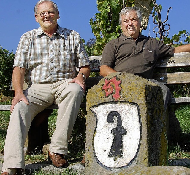 Helmut Ruser (links) und Hans  Brogle ...die in Lrrach Kleindenkmale erfassen.  | Foto: Ehrentreich