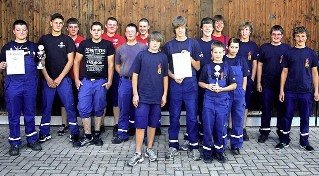 Die besten drei Mannschaften beim Spielelauf der Jugendfeuerwehr Dossenbach  | Foto: Heiner Fabry