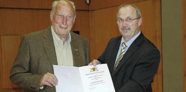 ber die  Landesehrennadel plus Urkund...t wrdigte Brgermeister Rainer Knig.  | Foto: Felix Held