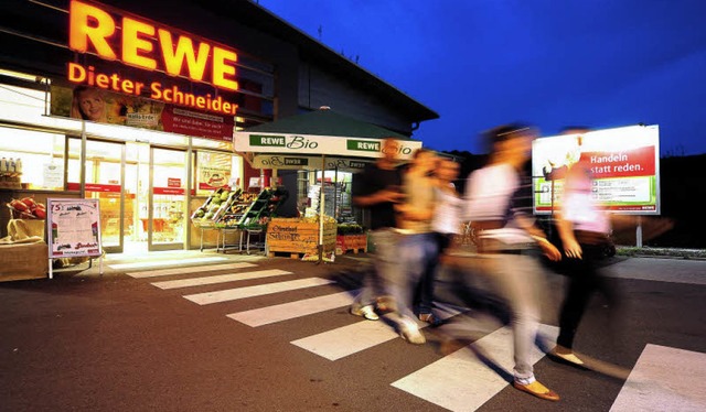 Anwohner des Rewe-Supermarktes in Munz...egend an den Wochenenden produzieren.   | Foto: Thomas Kunz