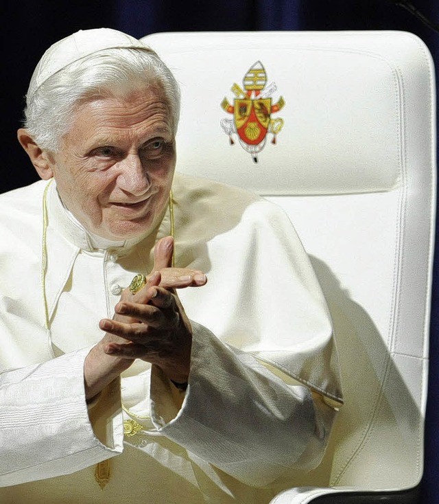 Papst Benedikt im Vitra-Stuhl mit ppstlichem Wappen  | Foto: dpa