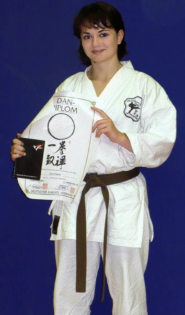 Lea Mues ist stolz auf ihren schwarzen Grtel im Karate.   | Foto: Privat