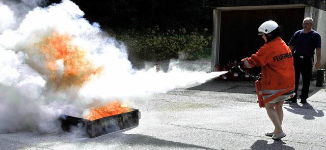 Der Schulsanittsdienst &#8222;Sevo&#8...te den Umgang mit einem Feuerlscher.   | Foto: BZ