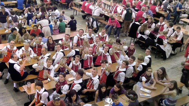 Nach dem vier Kilometer langen Umzug s...s Grwihl die wohlverdiente  Ma Bier.  | Foto: BZ