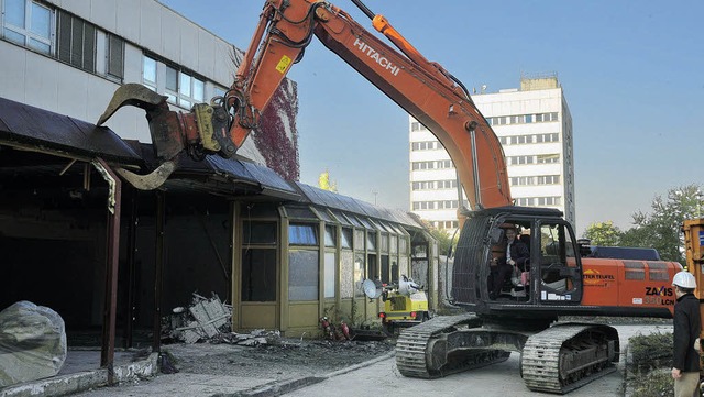 Mit dem ersten offiziellen &#8222;Biss...huss fr den Abriss der alten Klinik.   | Foto: Volker Mnch