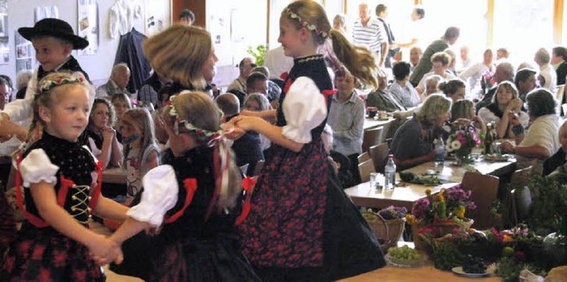 Die Menzenschwander Trachtenkinder tanzten fr ein groes Publikum in Ibach.   | Foto: Karin Steinebrunner