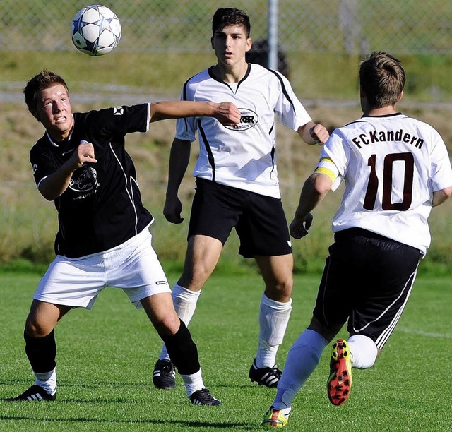 Dem Fahrnauer Nico Maier (von links) l...Leisinger) kaum Entfaltungsspielraum.   | Foto: m. schn