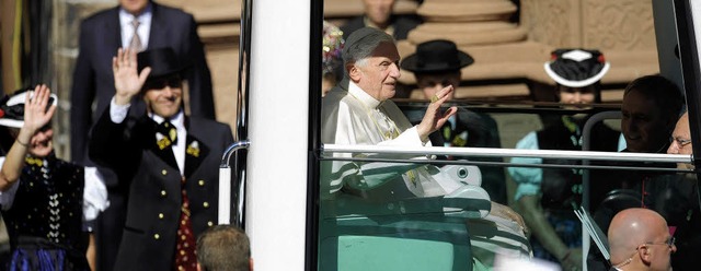 Benedikt XVI. in Freiburg: Brgermeist...mer Tracht dem Papst im Papamobil zu.   | Foto: dapd
