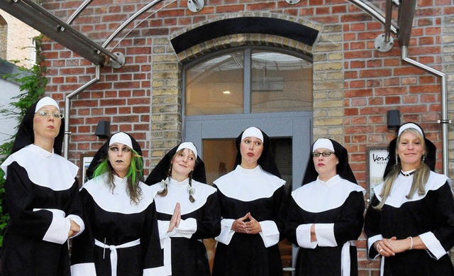 Als Nonnen verkleidet: Die A-Capella-B...iselas&#8220; im Hof des Vorderhauses   | Foto: promo