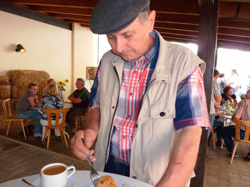 Kaffee und Kuchen bildeten fr manchen Gast - wie den frheren Feuerwehrkommandanten Clemens Knbel - eine willkommene Abwechslung zur Kartoffel.