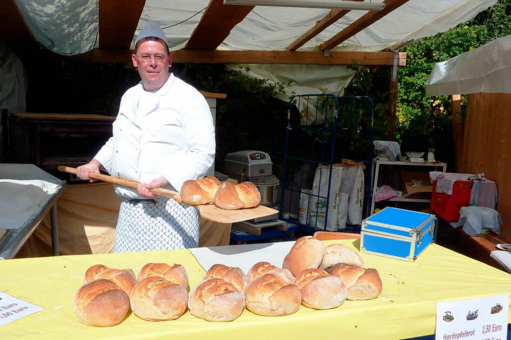 Der Dirigent steht selbst am Ofen: Markus Blle backte ein hervorragendes Kartoffelbrot.