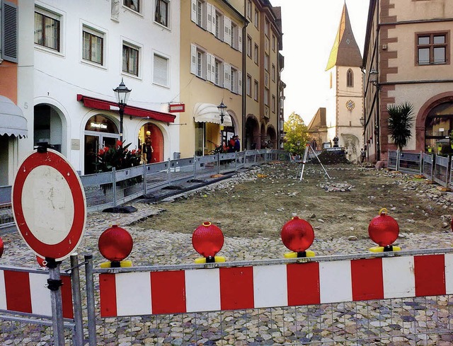 Die Bauarbeiten am Endinger Marktplatz..., das Pflaster bereits herausgerissen.  | Foto: Martin Wendel