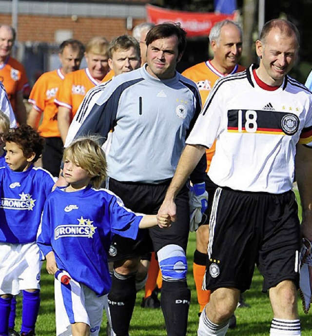 Carsten Gabbert (Mitte) beim Einlaufen vor dem Spiel.   | Foto: Privat