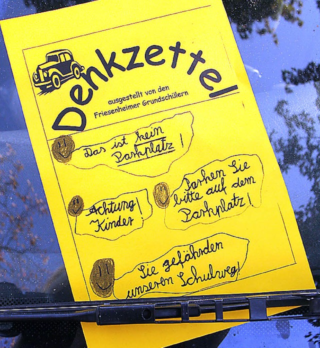 Die &#8222;Denkzettel&#8220; wurden an die Autoscheiben geklemmt.  | Foto: Heidi Foessel