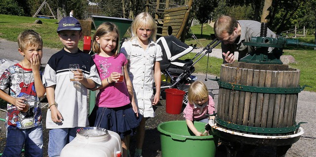 Das schmeckt: der frisch gepresste Saft direkt aus der Trotte.   | Foto: Heidi Fssel