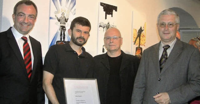 Ulrich Feuerstein mit Preistrger Stef...us Kipfmller und OB Dietz (von links)  | Foto: Frey