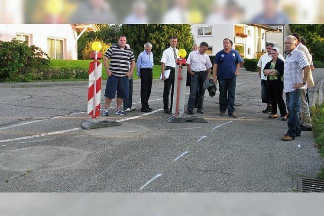 Strae bei Bamlach frisch geteert - und doch in schlechtem Zustand