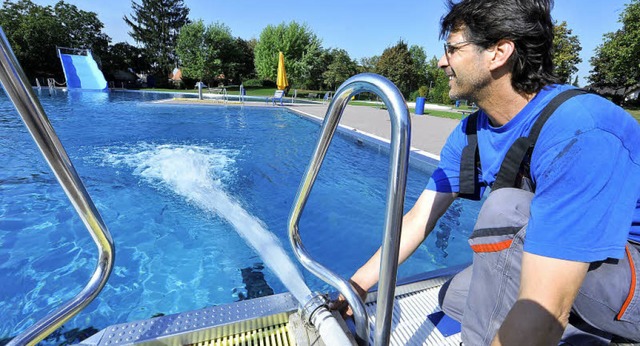 Letzte Vorbereitungen: Daniel Kempf f...er fr die Sptsommer-Schwimmer nach.   | Foto: Michael Bamberger