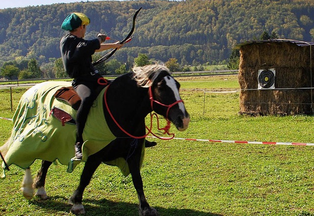 Die Rittershow war ein Hhepunkt beim ...ein Ritter einen Pfeil vom Pferd  ab.   | Foto: Edgar Steinfelder