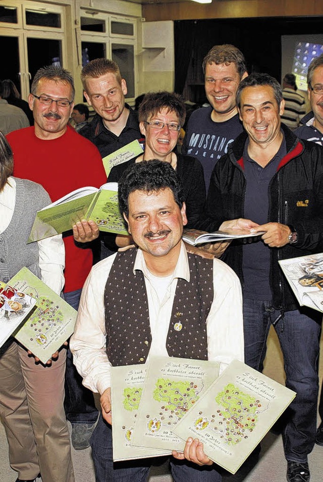 Vertreter der Schwarzwlder Narrenvere...freuen sich ber das neue Narrenbuch.   | Foto: DORER