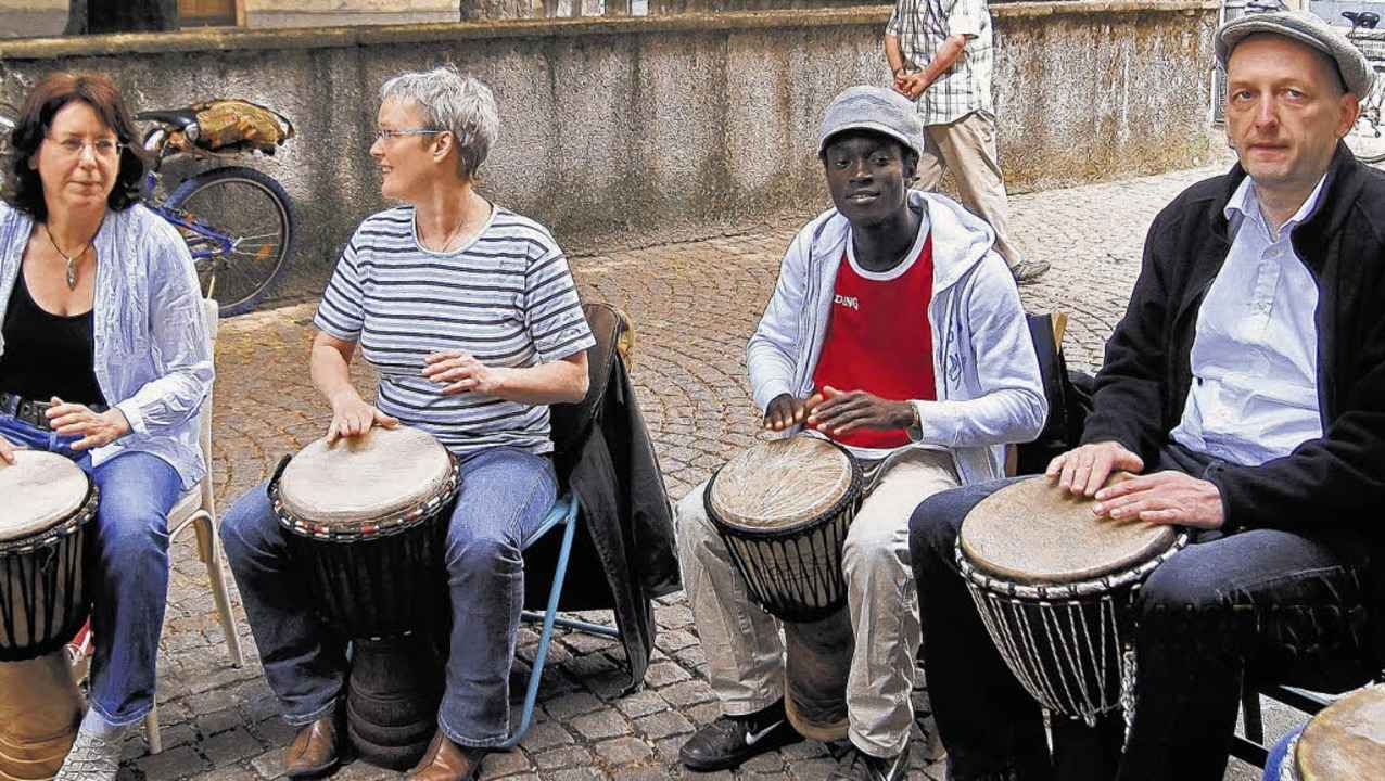 Sidar mit einer Trommelgruppe vor dem ...elt-Laden in  Villingen-Schwenningen.   | Foto: Privat