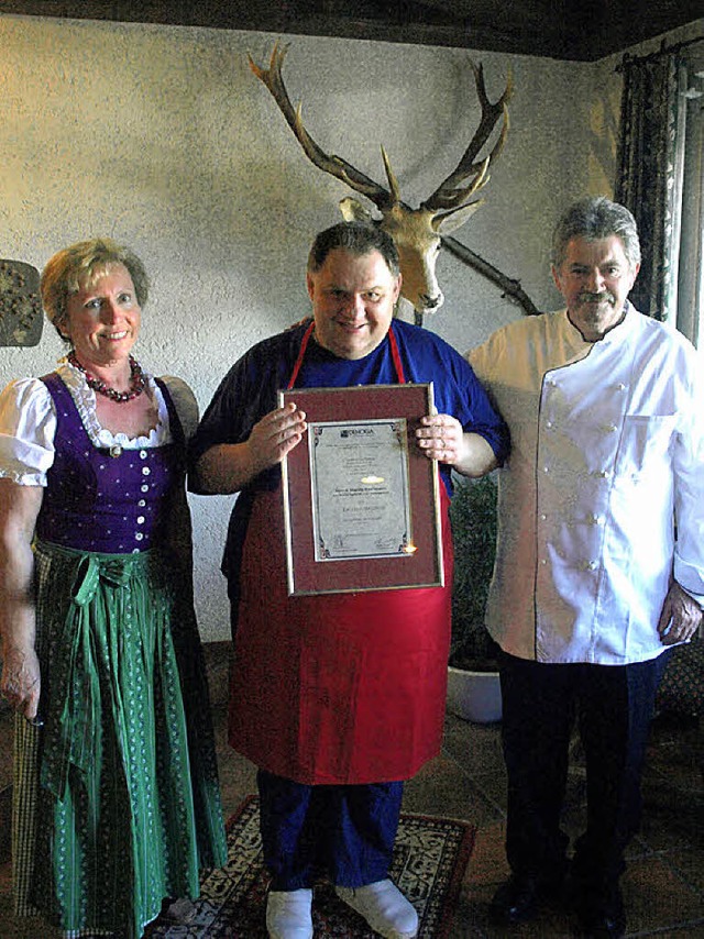 Rosemarie und Peter Kaiser bedankten s...r seine Treue zum Gasthaus  Hirschen.   | Foto: Karin Steinebrunner