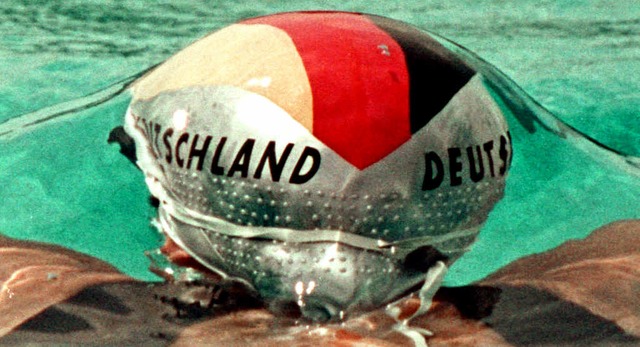 Im westdeutschen Schwimmsport wurde so...im Wasser liegen und schneller sein.    | Foto: dpa