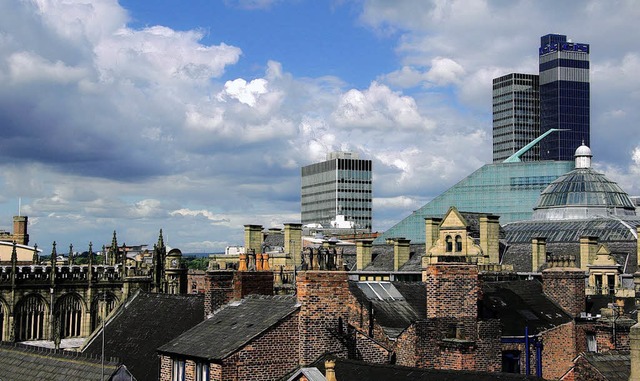 Alte Backsteingebude und futuristisch...hlbauten: Manchester gibt sich locker.  | Foto: fotolia.com/rab