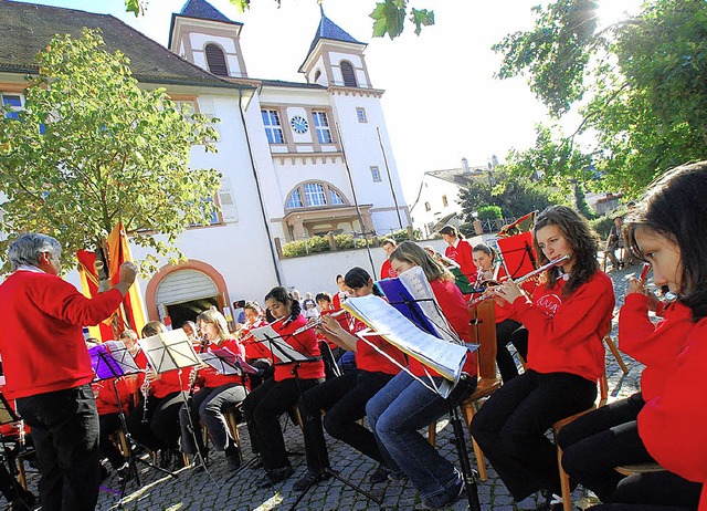 Das Orchester der Neumattschule spielt...ntedankmarkts auf dem Kirchplatz auf.   | Foto: Ruda