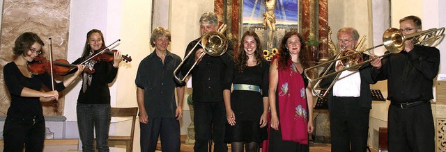 Alle Mitwirkenden des Benefizkonzertes...n Elena Pfeiffer (Vierte von rechts).   | Foto: Sandra Decoux-Kone