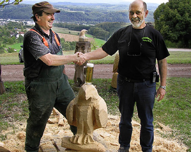 Wolfgang Trinler (links) und Bernd Gla...rvereins,  mit dem gestifteten Adler.   | Foto: Dietrich