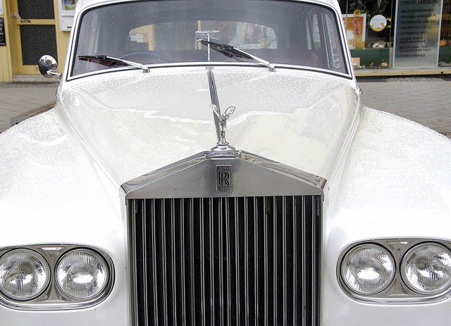 Blick mir in die Augen, Groer! Nase a...it einem Rolls Royce bei der Autostadt  | Foto: Ingrid Bhm-Jacob