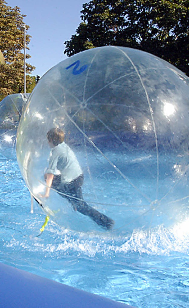 Ganz schn wackelig &#8211; das Laufen im groen Wasserball.  | Foto: SENF