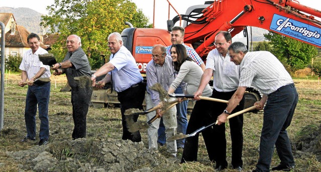 Vertreter von  Gemeinde und Stadt sowi...Baugebiet &#8222;Mittelsand II&#8220;.  | Foto: herbert trogus