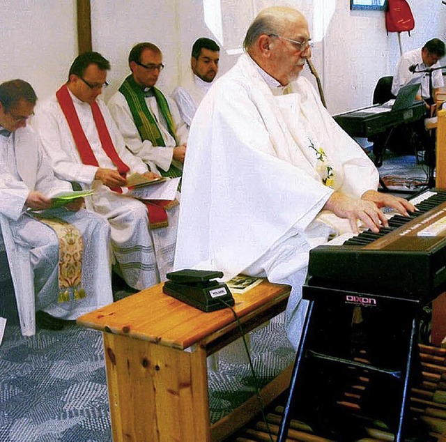 Pater Heinz Faller umrahmte die Euchar...musikalisch mit dem neuen Orgelpedal.   | Foto: privat