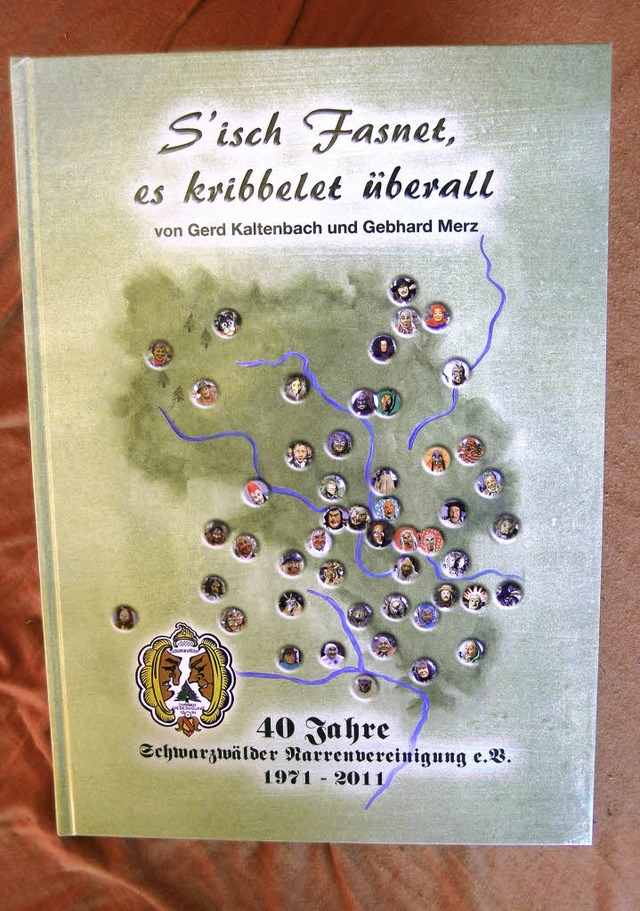 Ein neues Buch verffentlichte die Sch...lder Narrenvereinigung zum Jubilum.   | Foto: Liane Schilling