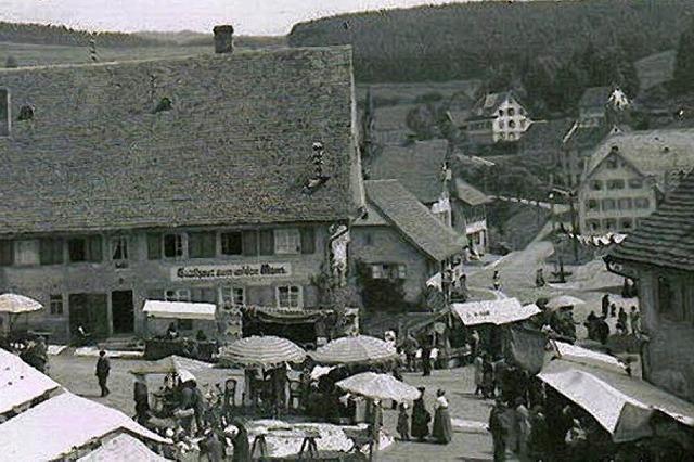 Markthndler tischen trotz Feiertag ihre Waren auf