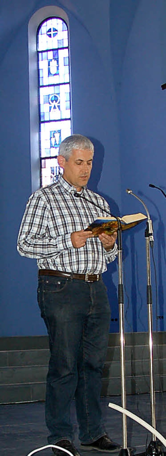 Pfarrer Sailer beim Soundcheck in St. Maria   | Foto: ads