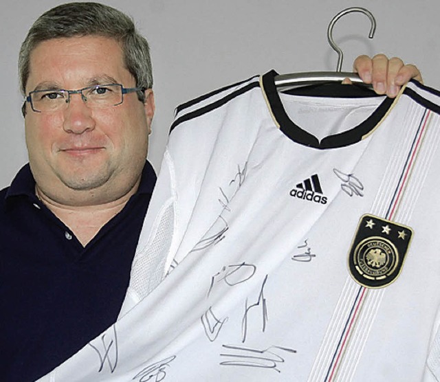 Thomas Giessler mit dem Trikot von Arne Friedrich   | Foto: Lauber