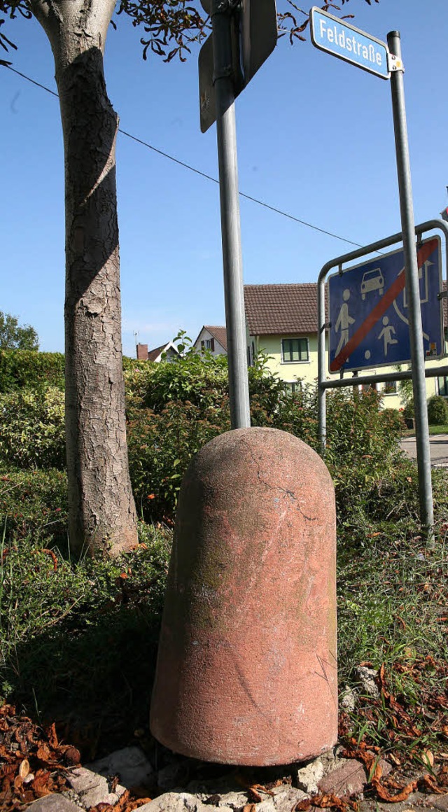 Der Stein des Anstoes: die Poller an ...Hauptstrae/Feldstrae in Orschweier.   | Foto: Sandra Decoux-Kone