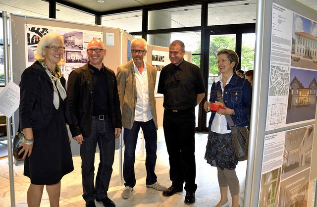 Oberbrgermeisterin Gudrun Heute-Bluhm...-Piek (von links) in der Ausstellung.   | Foto: Barbara Ruda