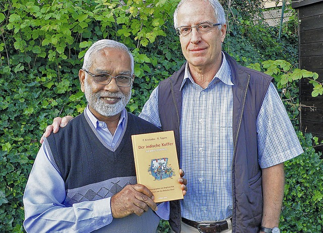 Pater Kristudas (links) und Siegfried ...#8222;Der indische Koffer&#8220; vor.   | Foto: Tillessen