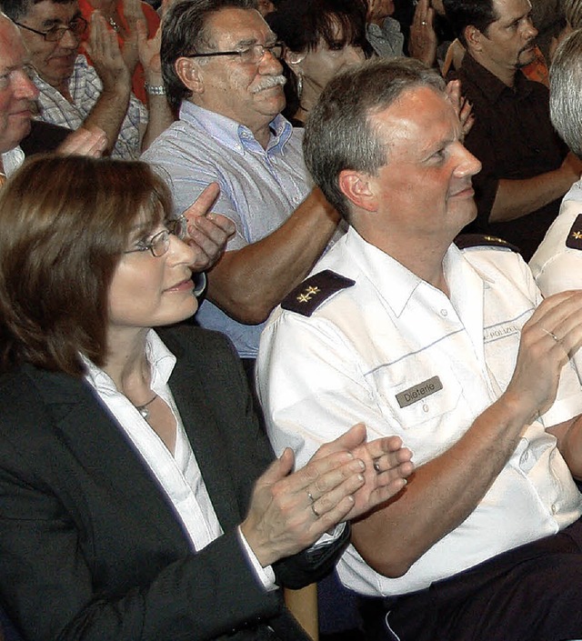 Stabwechsel: Adrian Brdle (r., mit Po...ieterle (l. mit Ehefrau Petra) kommt.   | Foto: <BZ-FotoRepro>Fotos: hsl