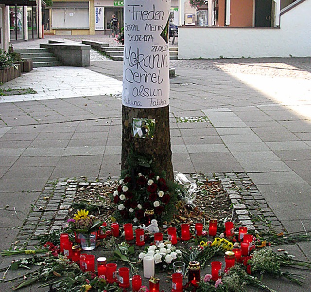 Ein Herz aus Kerzen: Am Baum auf dem Storchenplatz wird der Toten gedacht.  | Foto: gottstein