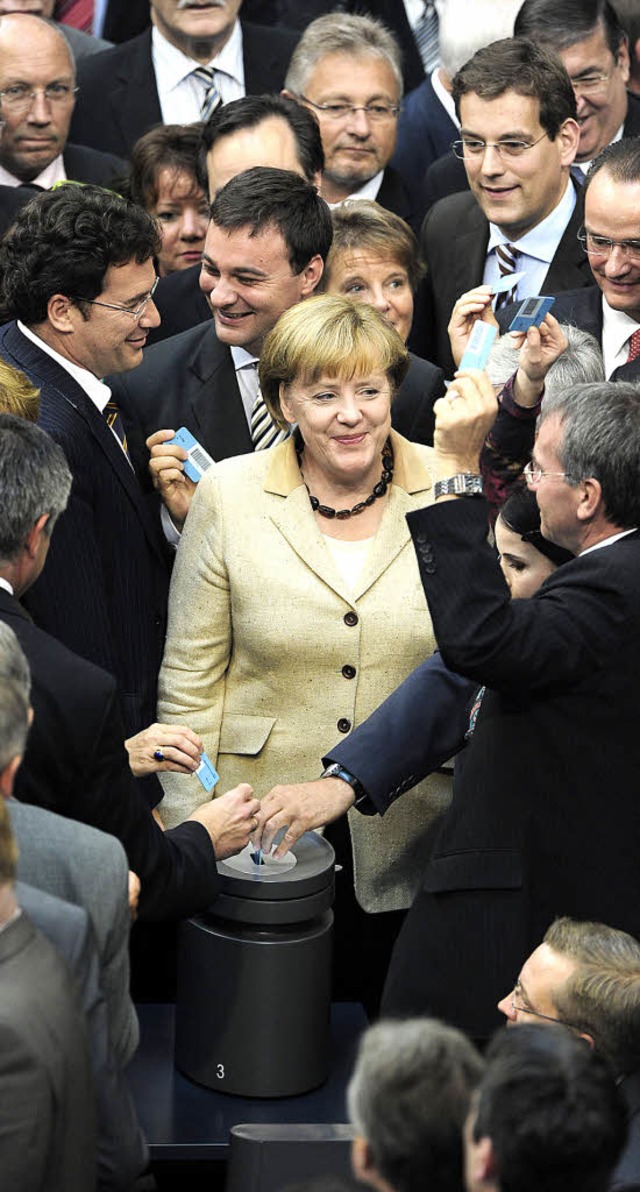 Schon siegessicher: die Kanzlerin bei der Abstimmung  | Foto: AFP