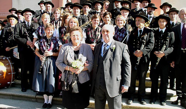 Margret und Richard Riesterer feierten...zeit umringt von der Trachtenkapelle.   | Foto: Eberhard Gross