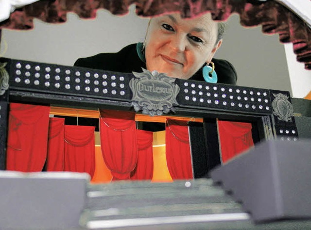 Monika Ziefle mit dem Modell der neuen Bhne im  Teatro dell'Arte.   | Foto: Europa-Park