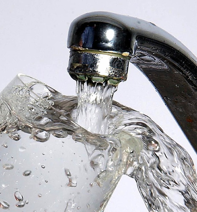 Weil weniger Wasser verbraucht wird,  steigt der Preis.   | Foto: DPA